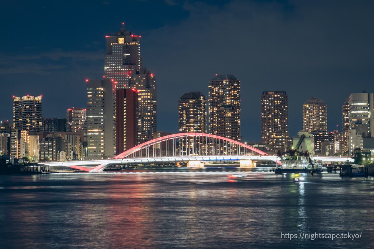 筑地大桥和月岛方面塔楼公寓群的灯光