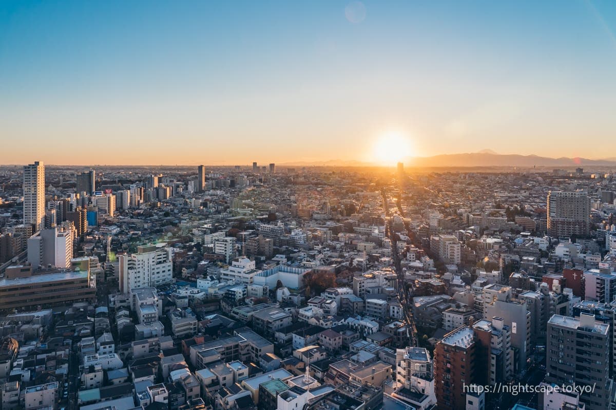 夕阳在富士山附近落下的景象