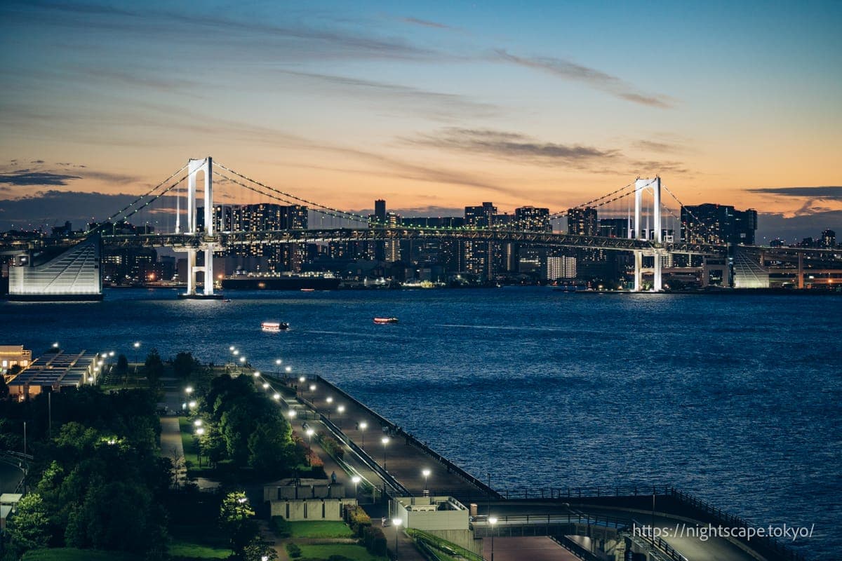 亮灯的彩虹大桥