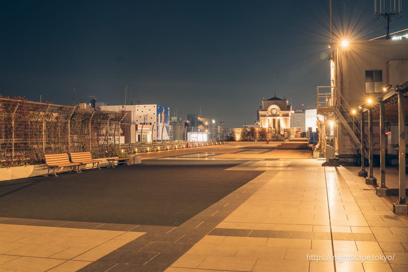 浅草EKIMISE浅草阳光露台设置的长椅