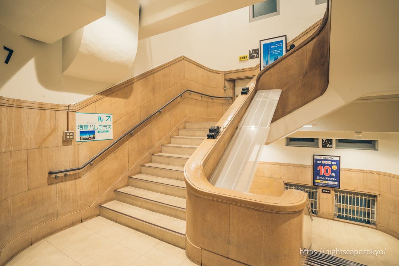 连接餐厅街和浅草阳光露台的楼梯