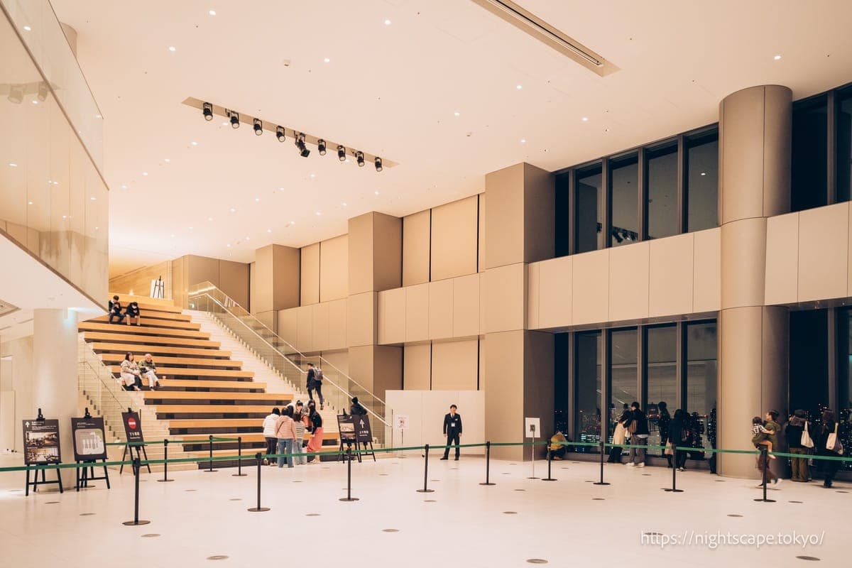 連接麻布台之丘33樓與34樓的大階梯