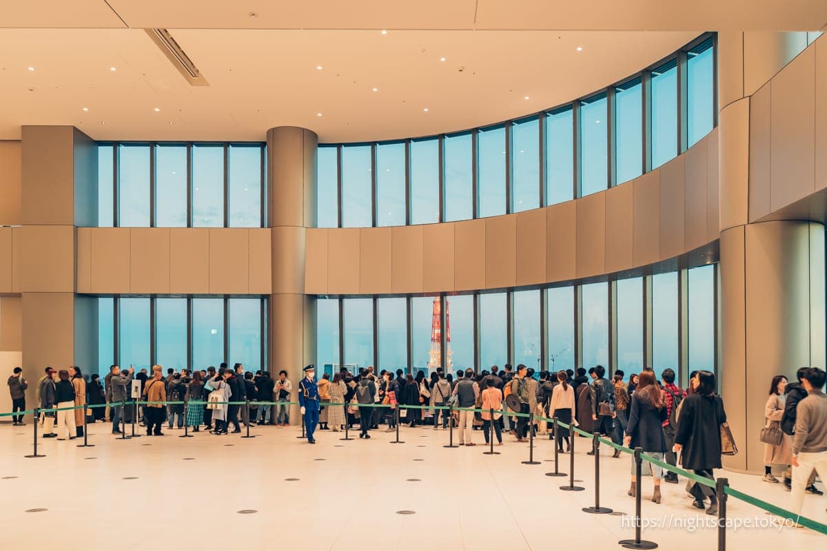 麻布台之丘33樓天空大廳的氛圍