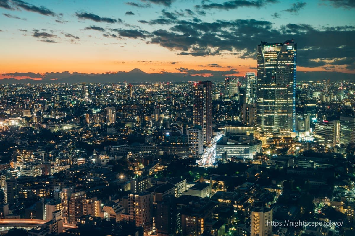 黃昏時分的富士山與六本木之丘