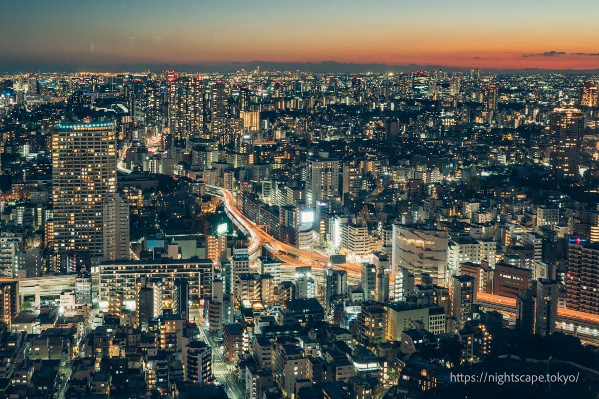 首都高速道路上往來的車輛