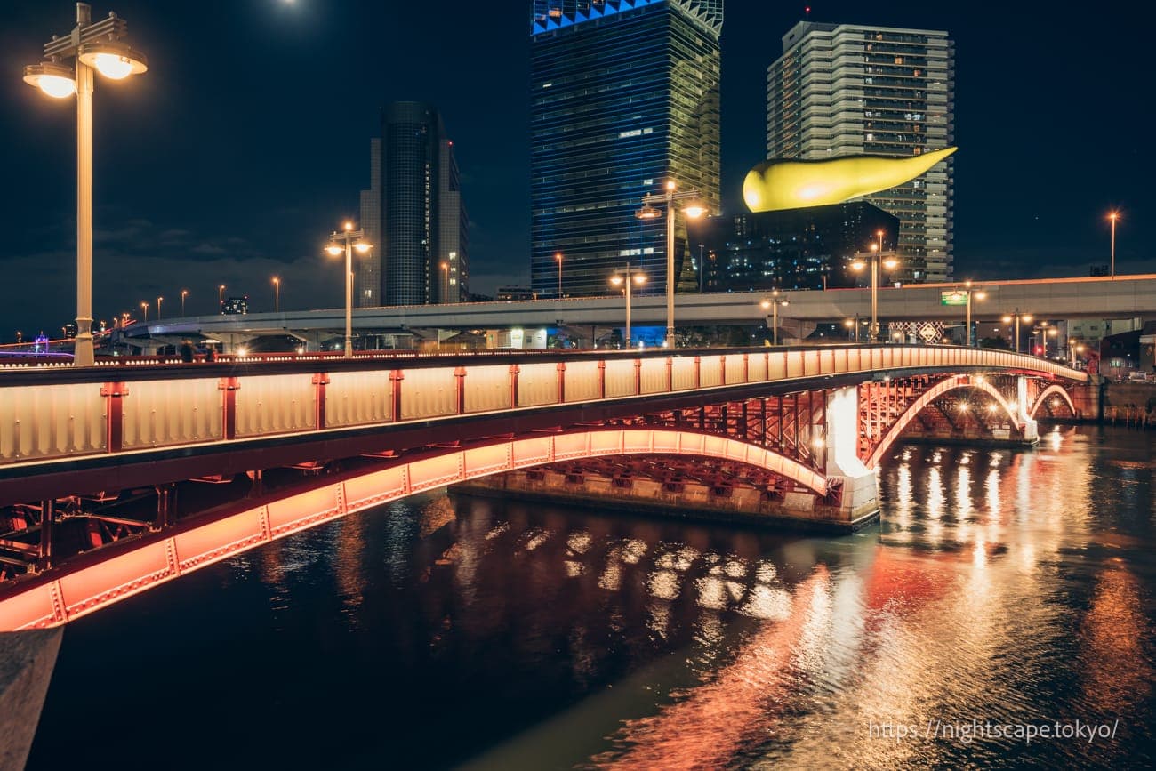 朱红色灯光照亮的吾妻桥