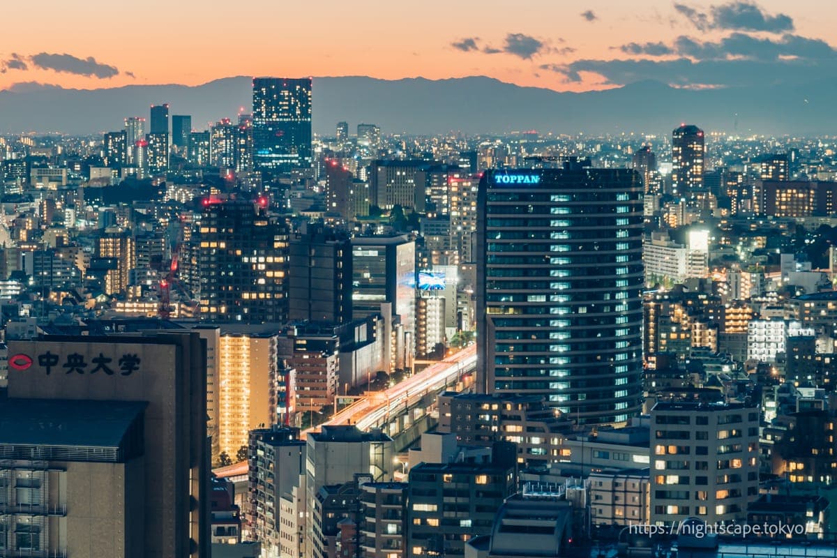 凸版印刷大楼与首都高速公路