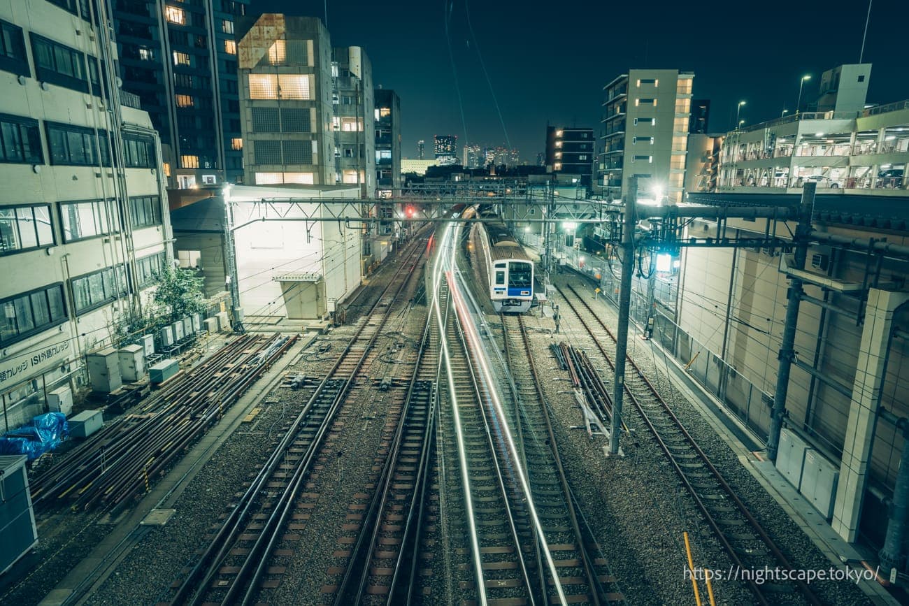 从钻石露台眺望西武线列车景观