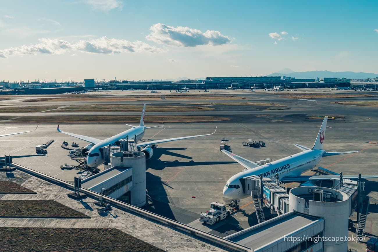 客机排列的景象