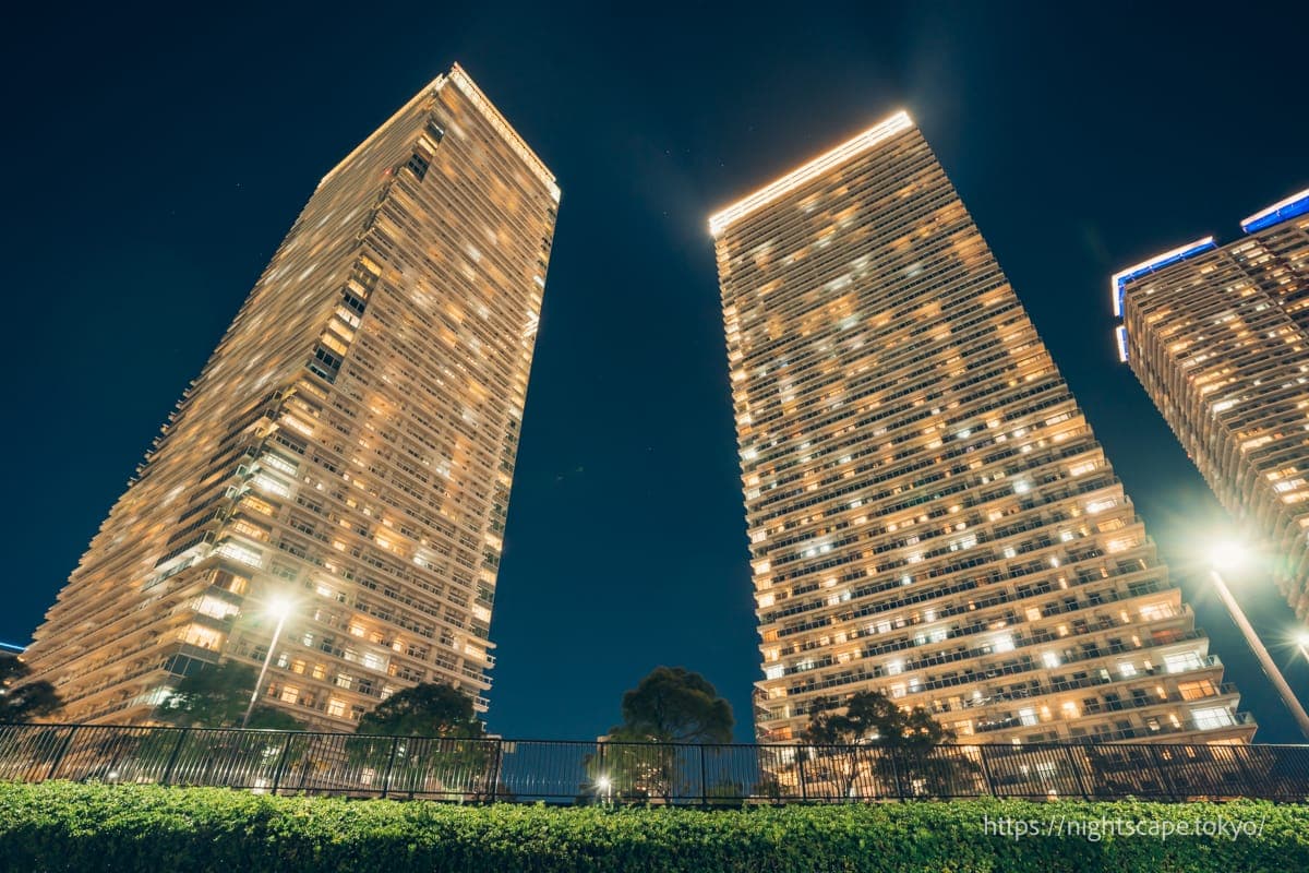 仰望晴海地区的高层建筑群