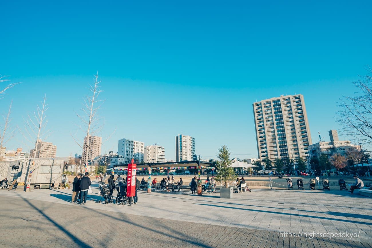 家庭游客热闹的园内