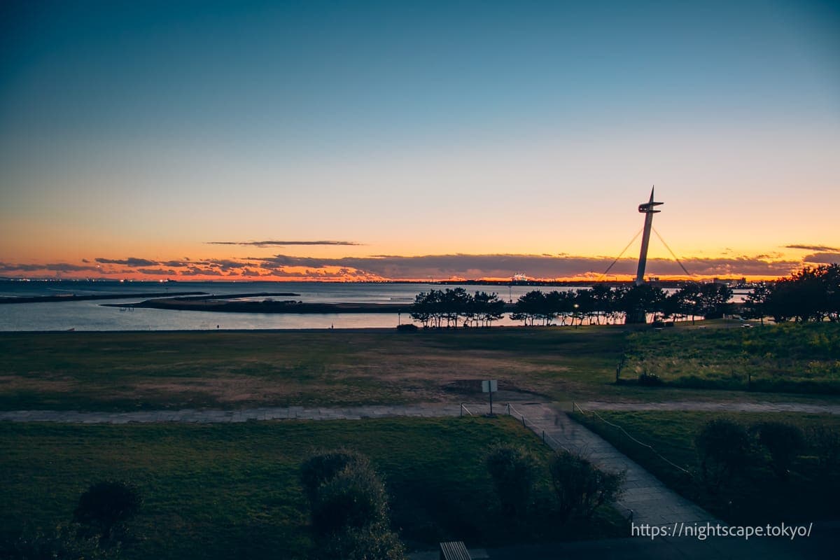 黄昏时的天空与东京湾
