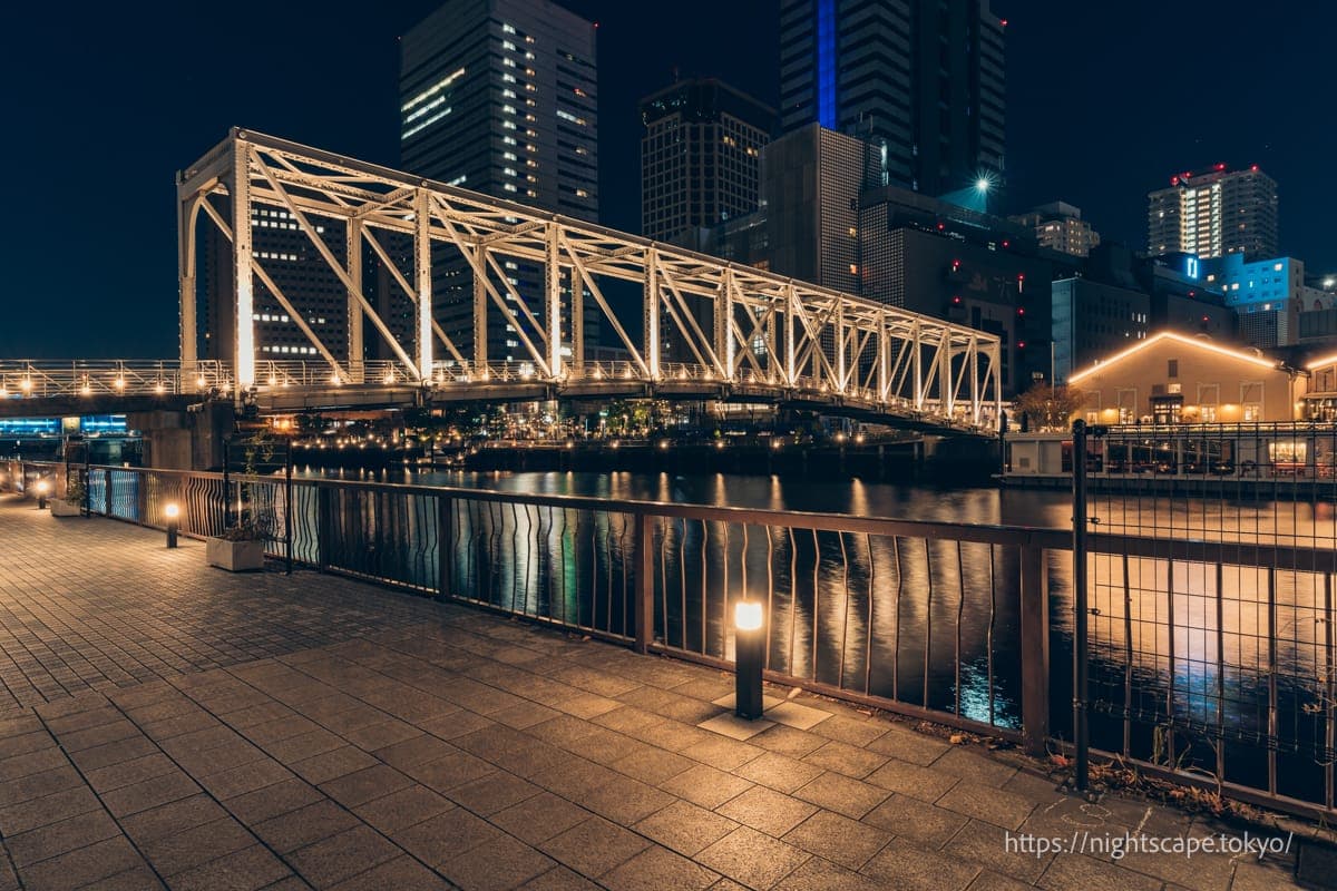 灯光装饰的天王洲交流桥