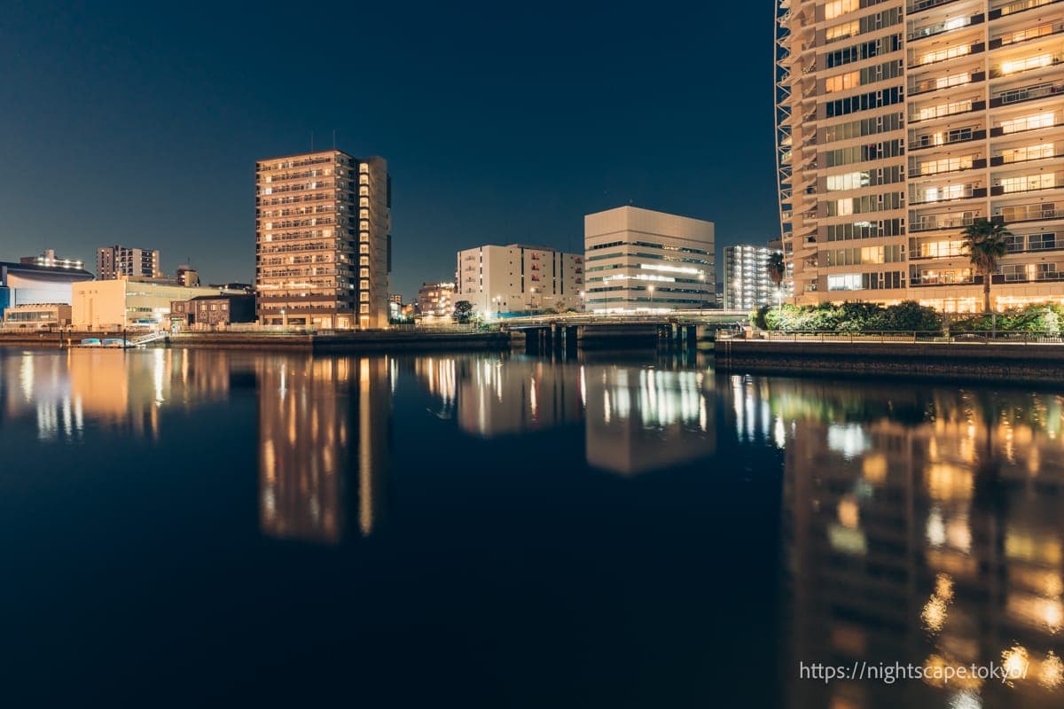 透过天王洲运河看到的建筑夜景