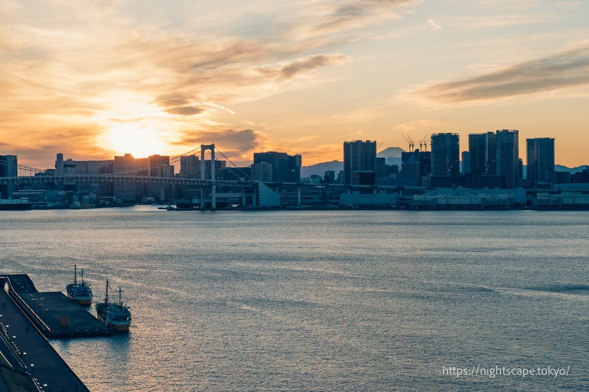 夕阳在富士山附近落下的景象