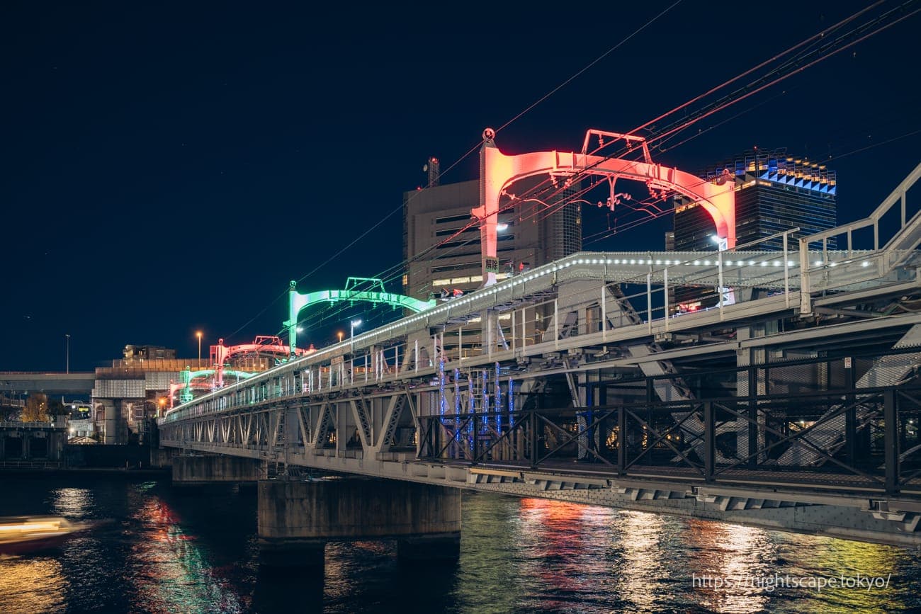 墨田河滨步道旁边通过的东武伊势崎线铁路