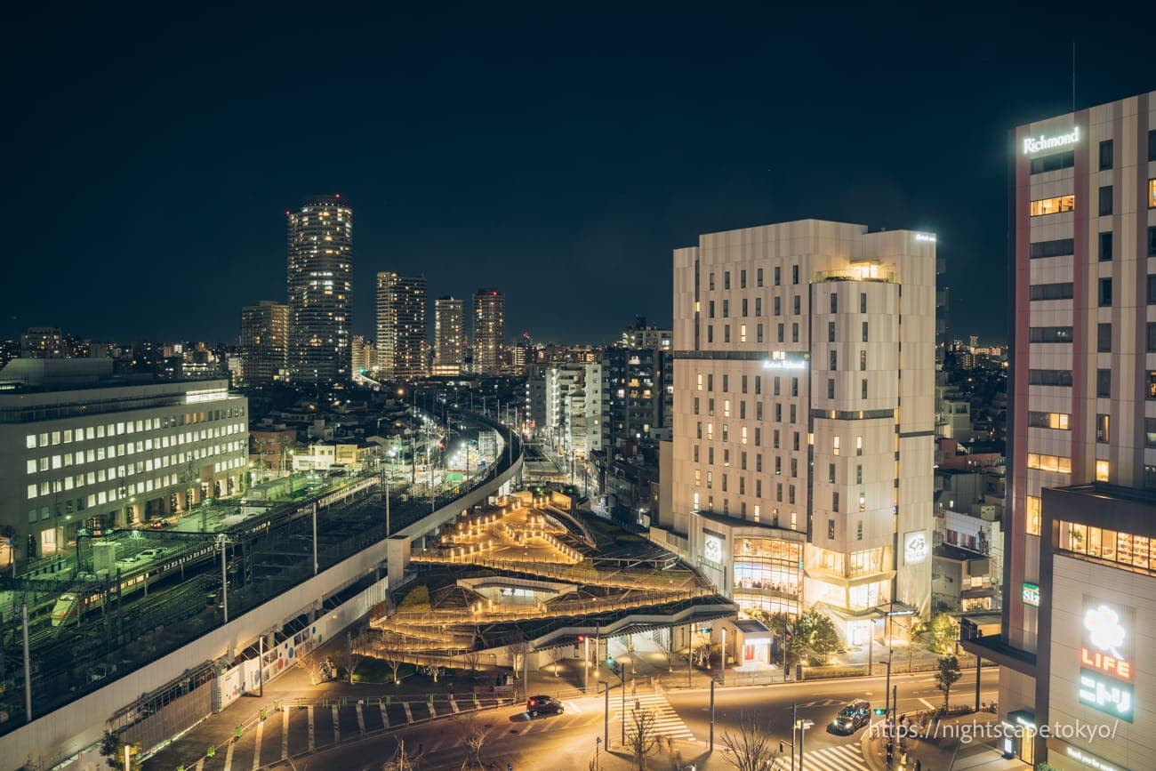 晴空街道餐饮区的夜景