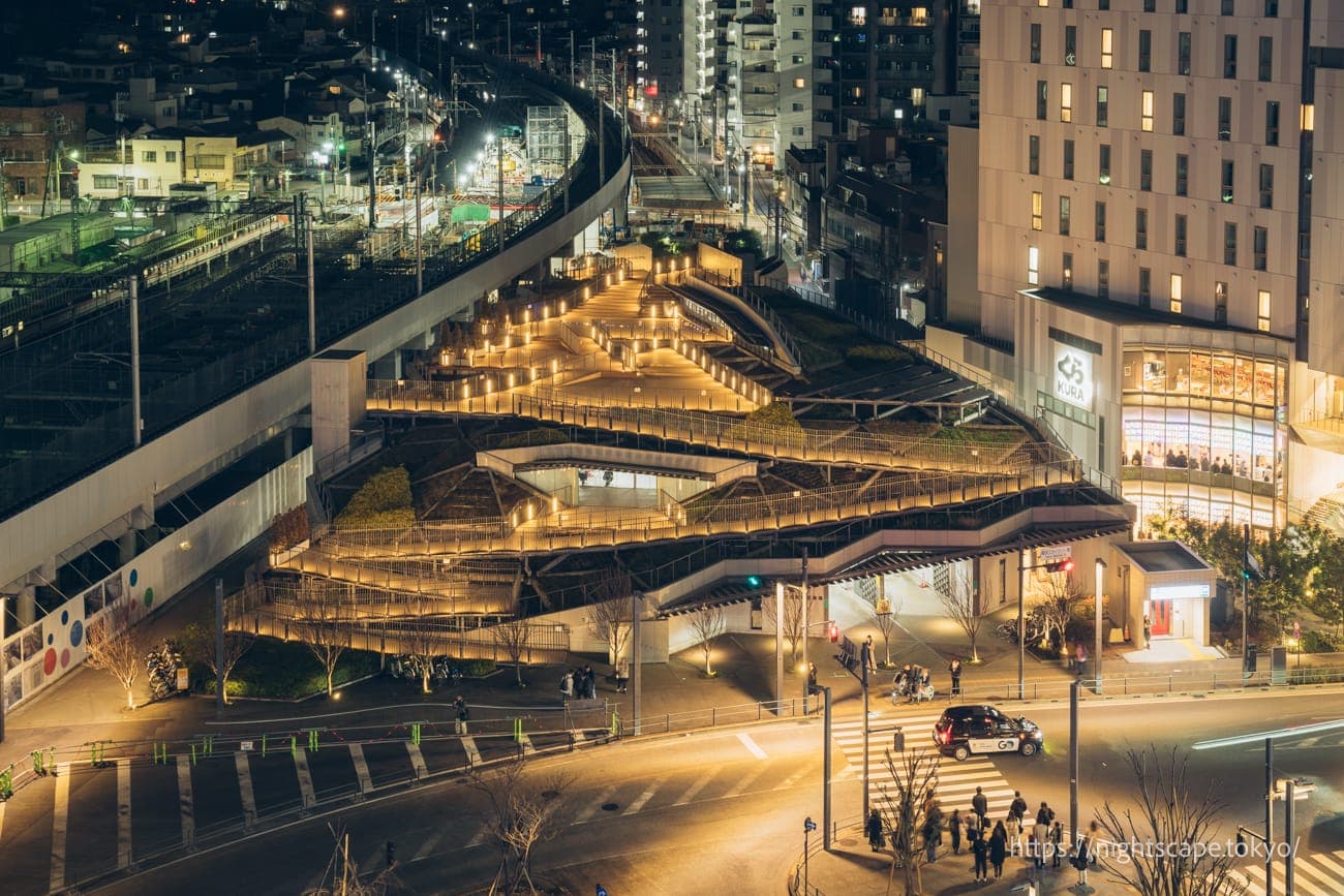 从晴空塔东塔眺望晴空塔自行车停车场屋顶广场的景象