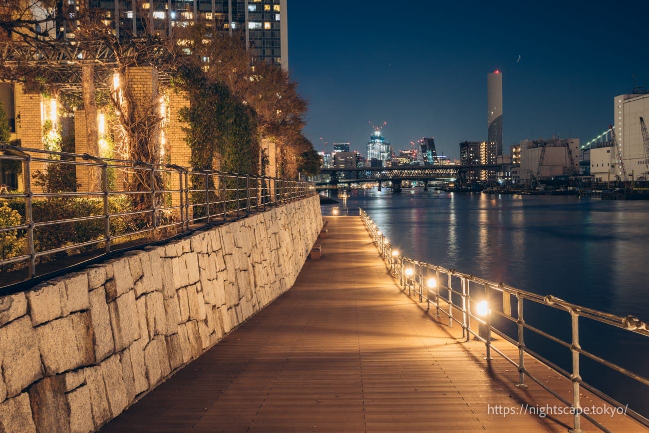 天王洲岛第一水边广场的步行道