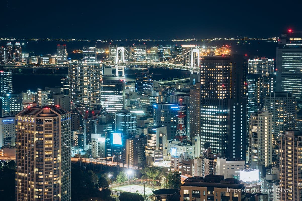 夜間點燈的彩虹大橋