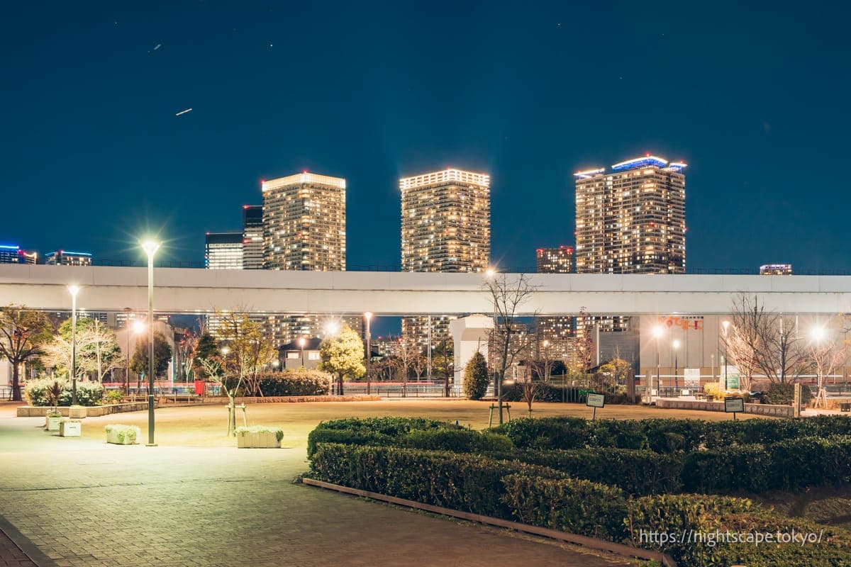 百合鸥线轨道与晴海区域塔楼公寓群