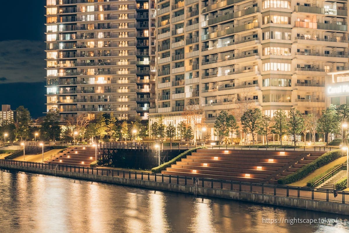 氛围良好的间接照明步行道