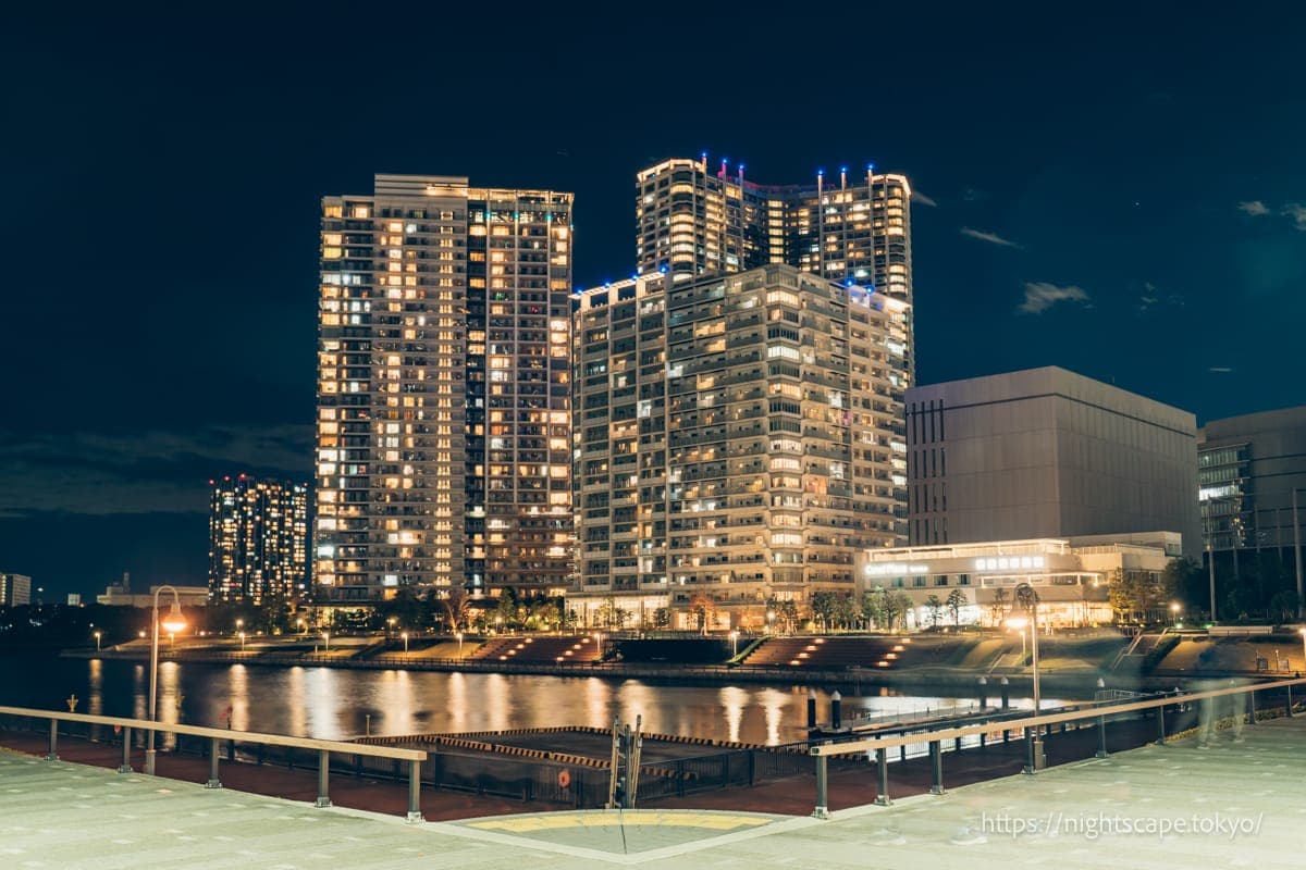 隔东云运河眺望东云高层公寓群