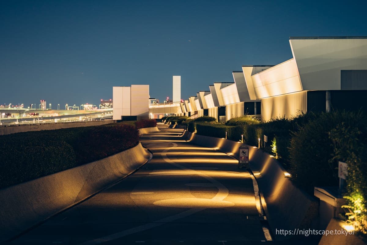 从5楼前往绿化广场的通道