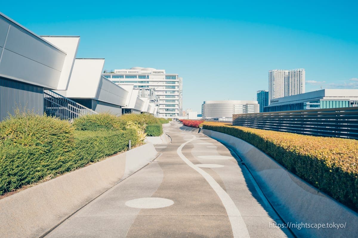 从5楼前往绿化广场的通道