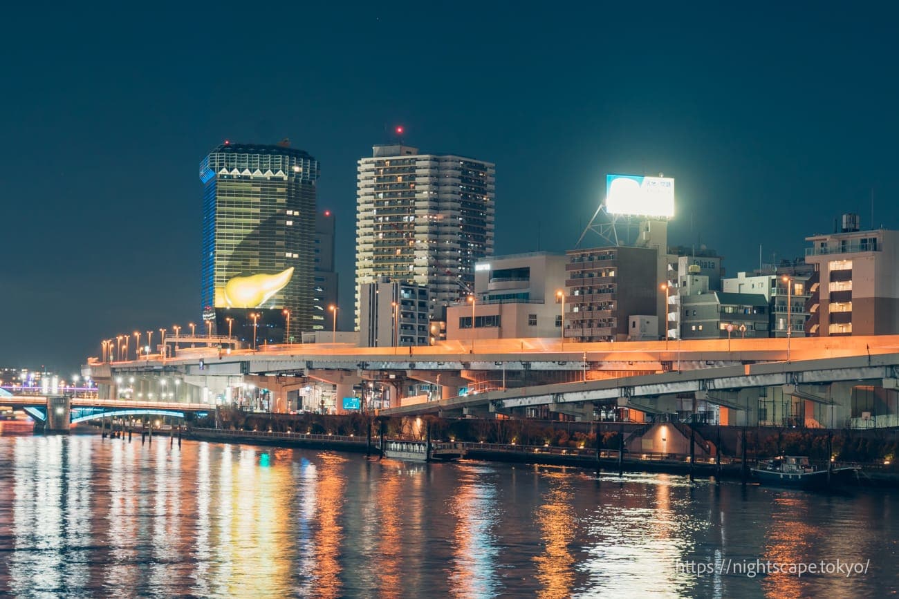 从厩桥眺望朝日啤酒总部和金色纪念碑