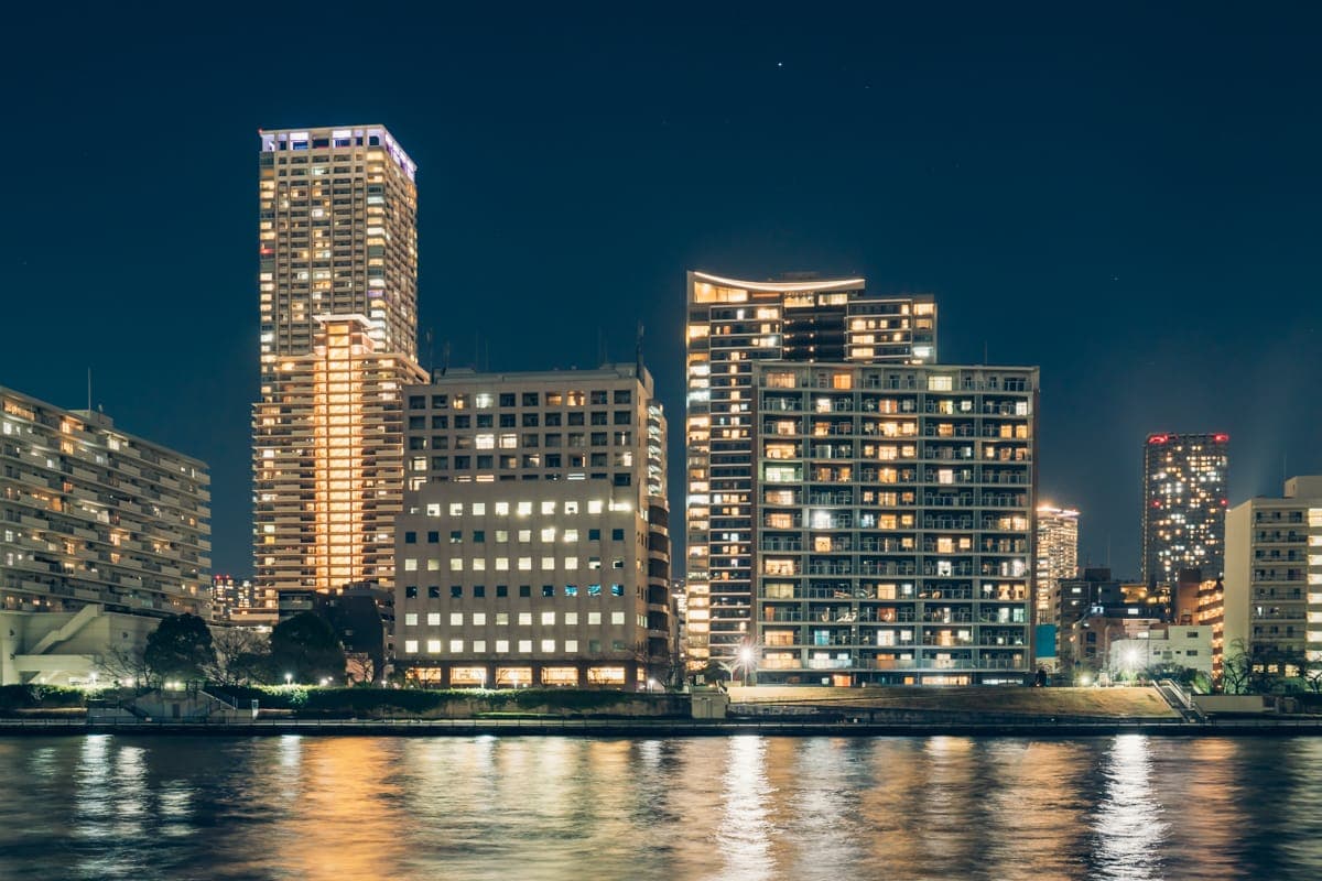 对岸的高层建筑群