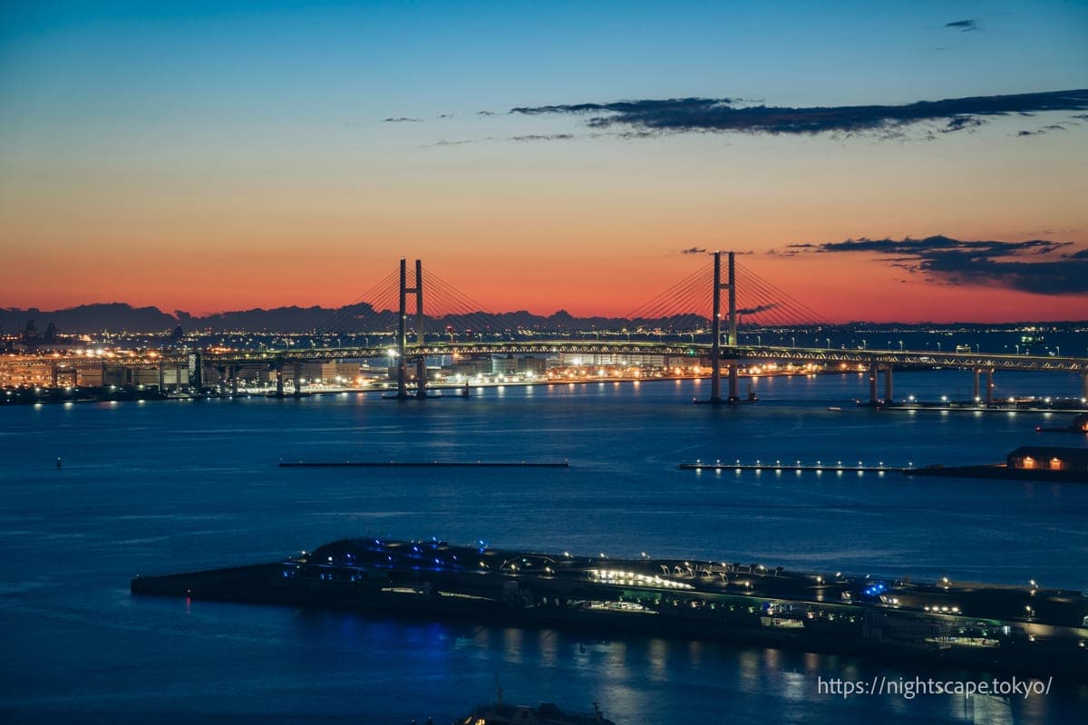 黎明前的海湾大桥