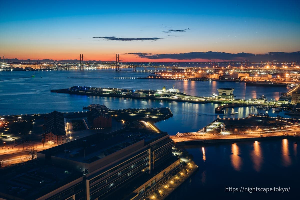 黎明前海湾大桥方向的景观