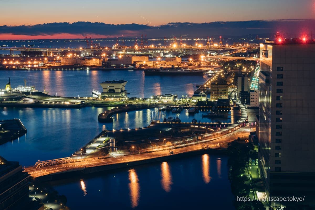 黎明前海湾大桥方向的景观