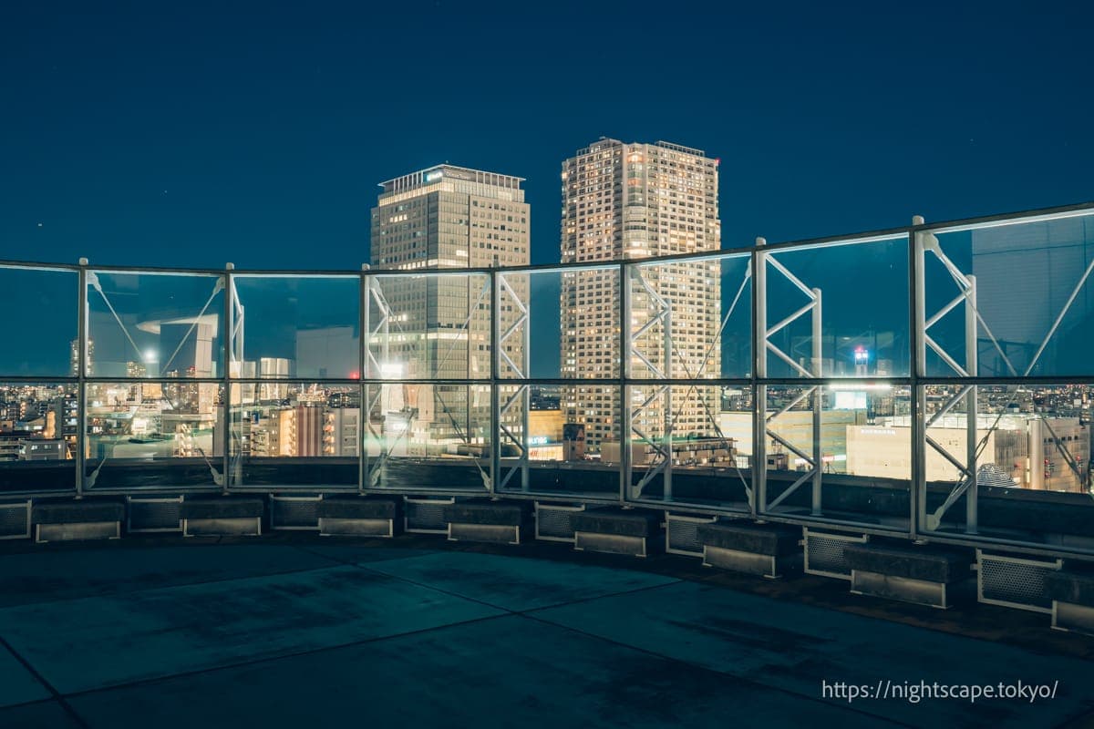 从阿尔卡套件锦丝町屋顶展望层眺望高层建筑群