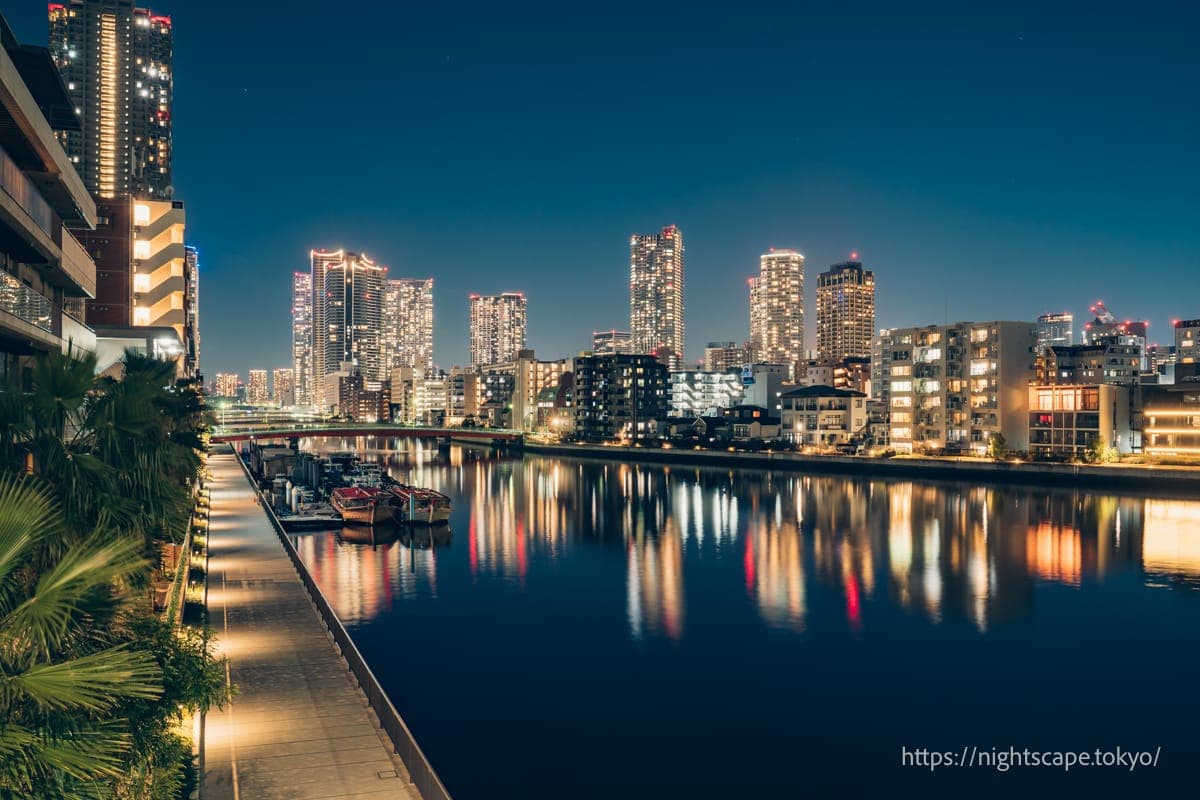 晴海区域的高层建筑群和朝潮运河亲水公园