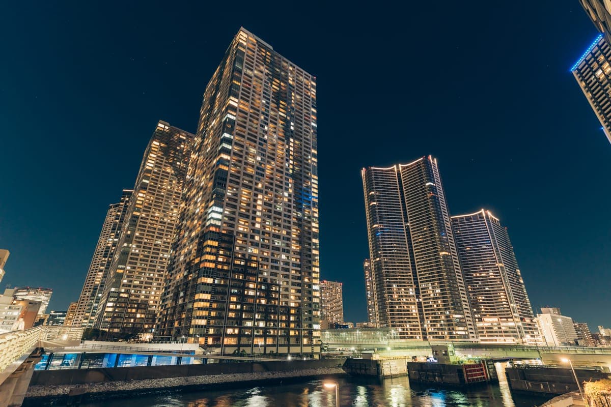 仰望胜鸭公园塔