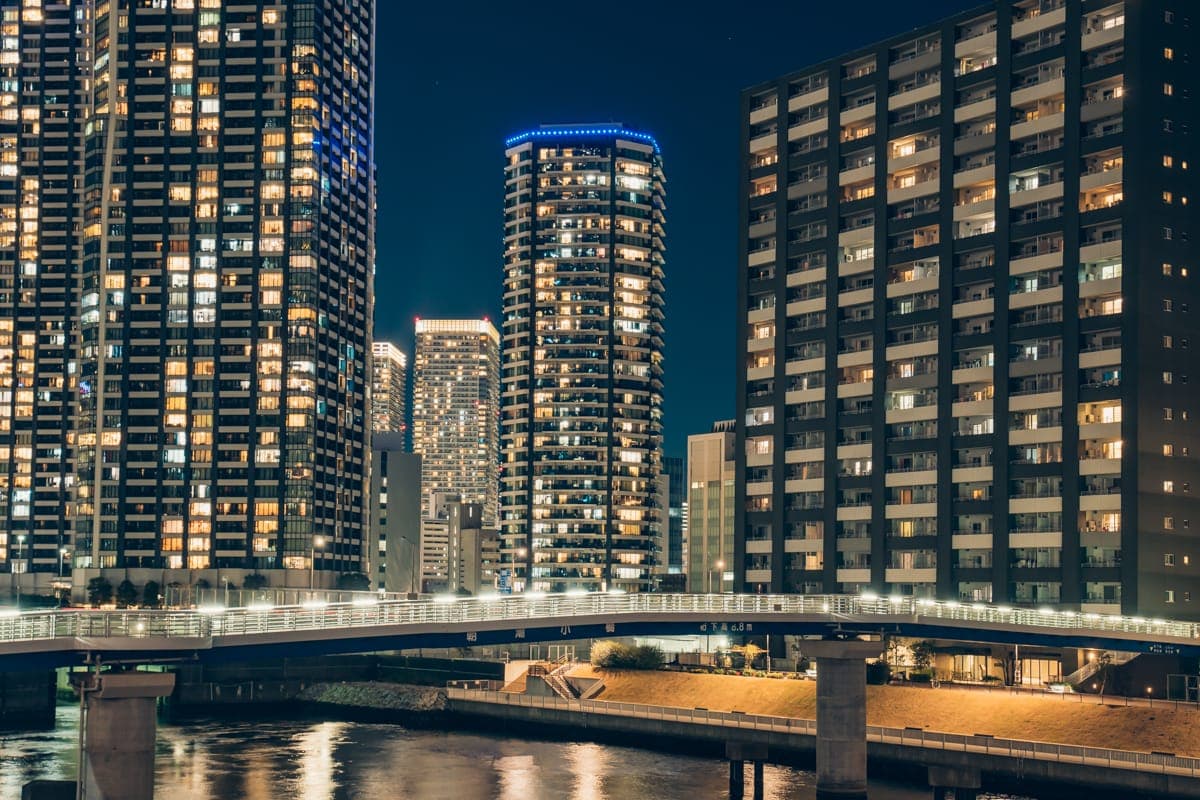 白色闪耀的朝潮小桥