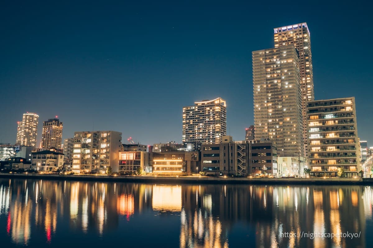 从朝潮运河亲水公园眺望的夜景