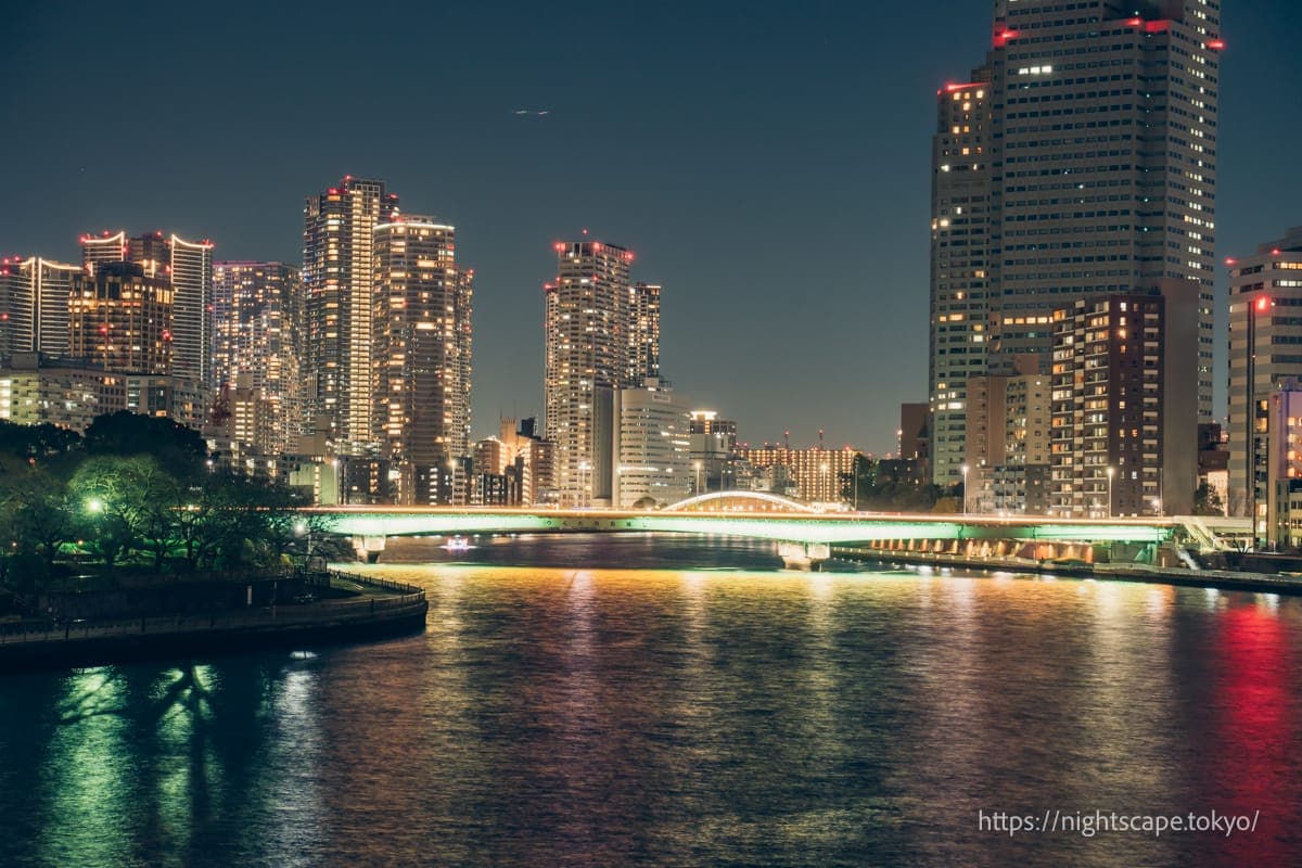 绿色闪耀的佃大桥