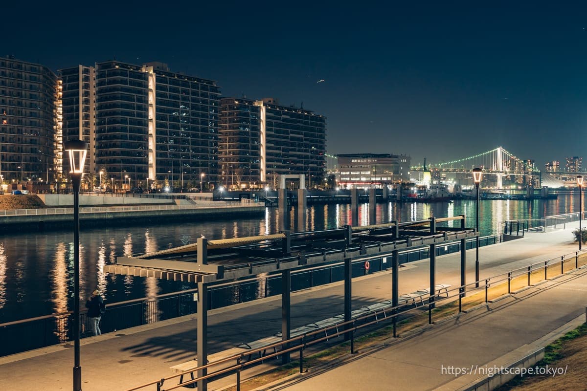 运河沿岸设置的长椅