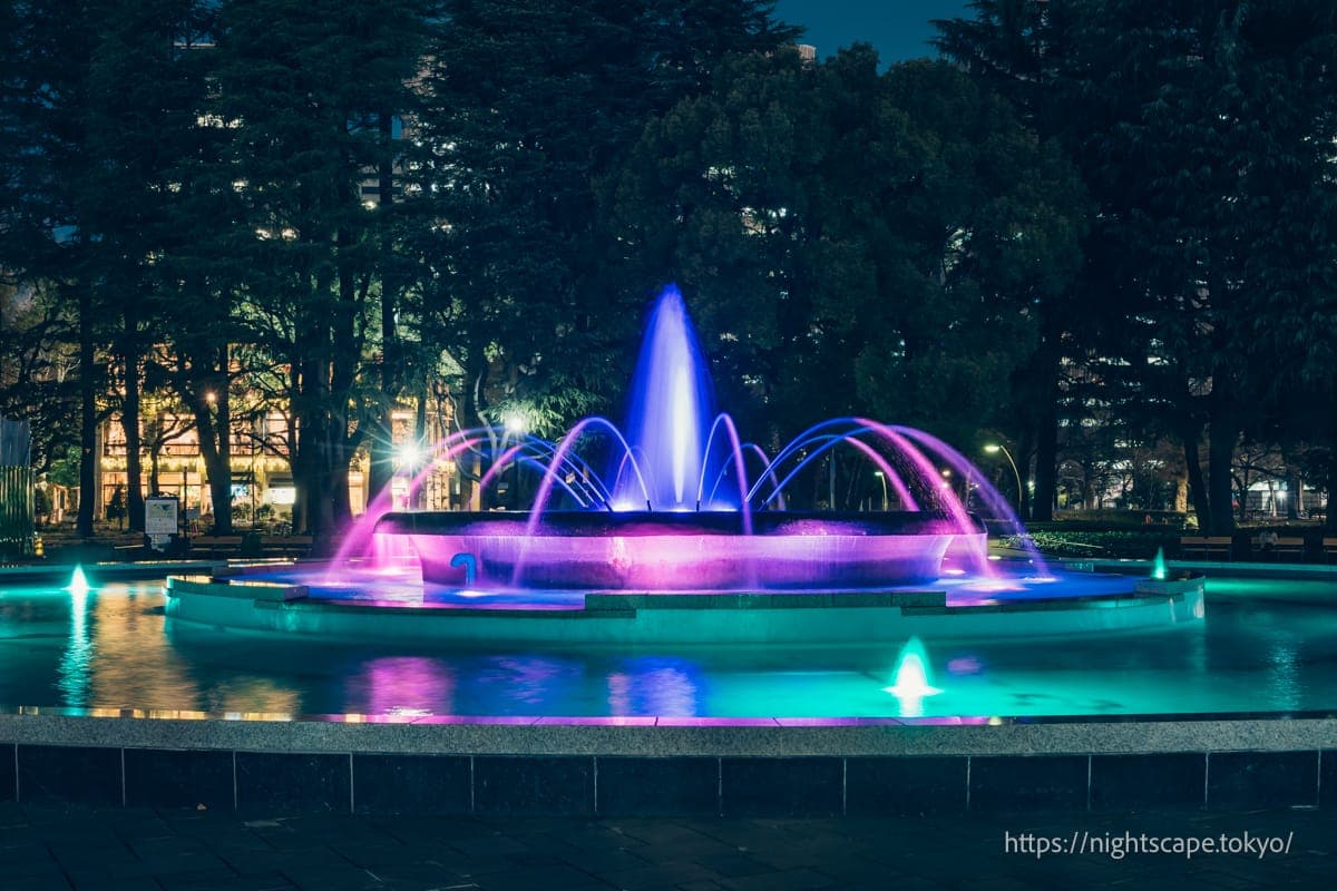 灯光照明的大喷泉