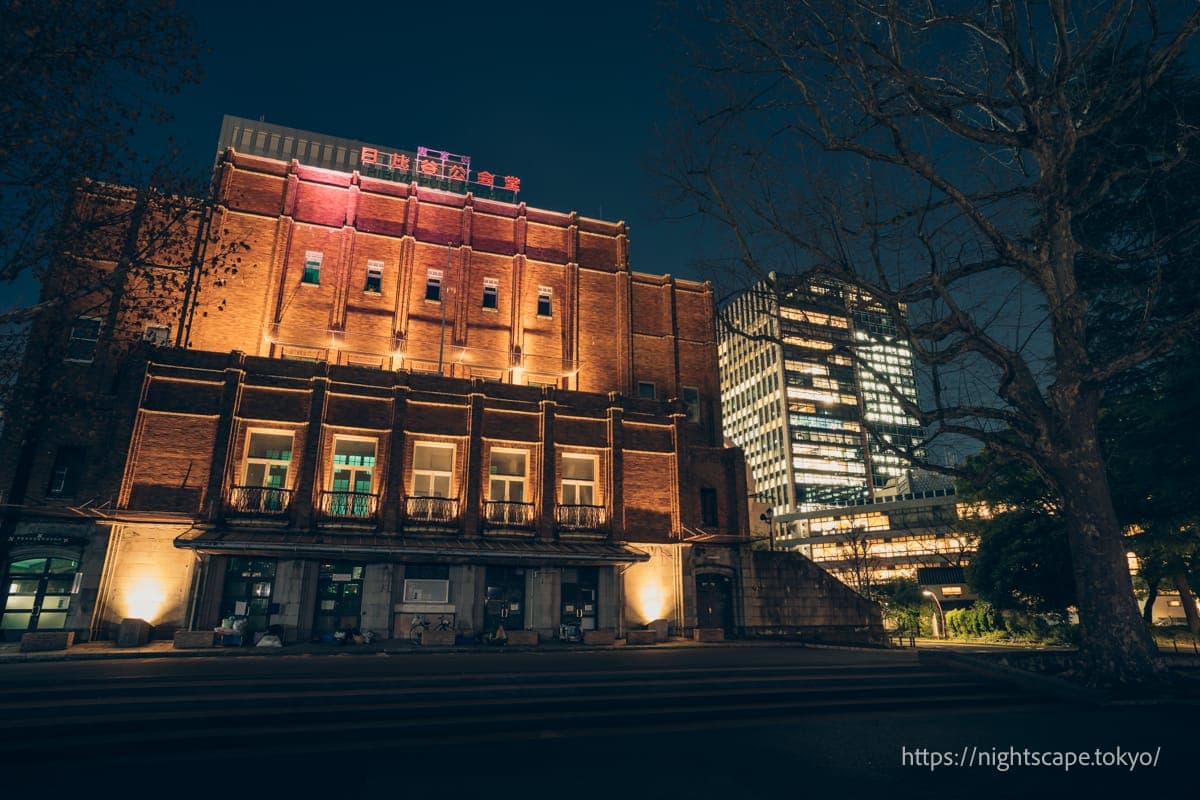 灯光照明的日比谷公会堂