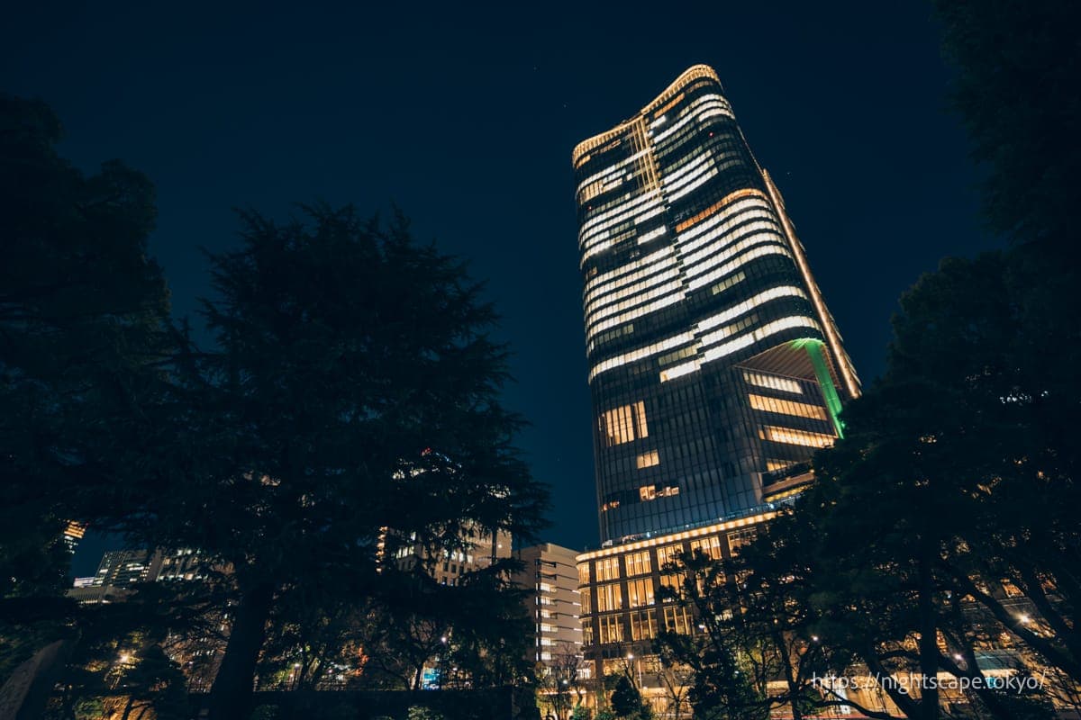 从日比谷公园内眺望东京中城日比谷