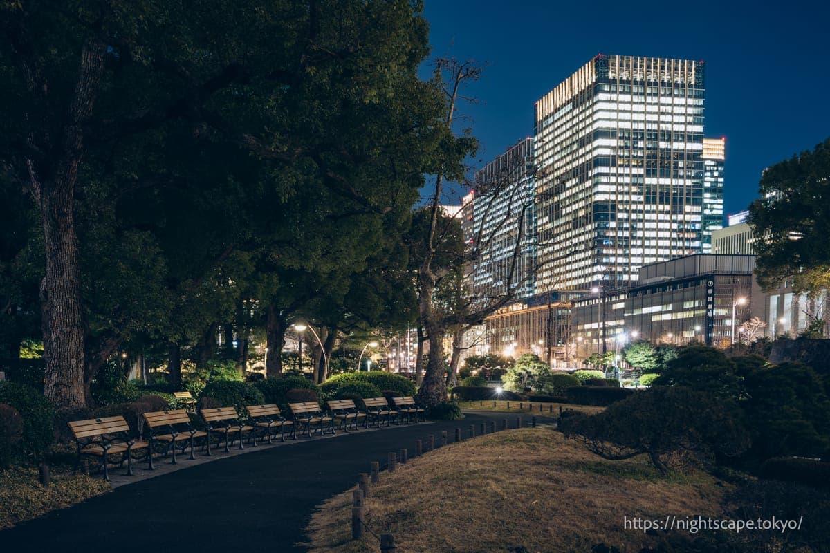 日比谷公园内的长椅与丸之内高层建筑群