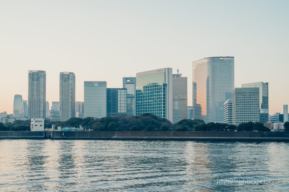 滨离宫庭园和汐留的高层建筑群