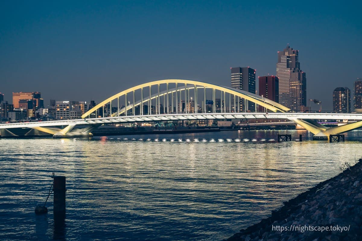 黄色灯光照亮的筑地大桥