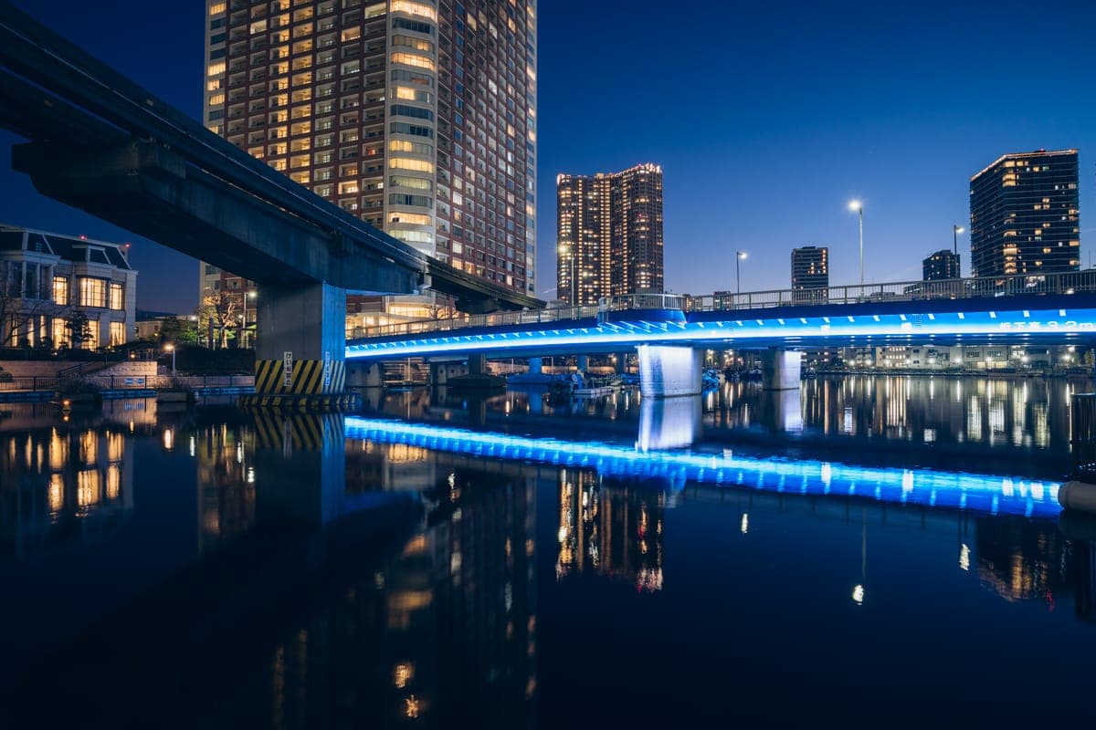 被蓝色灯光照亮的渚桥