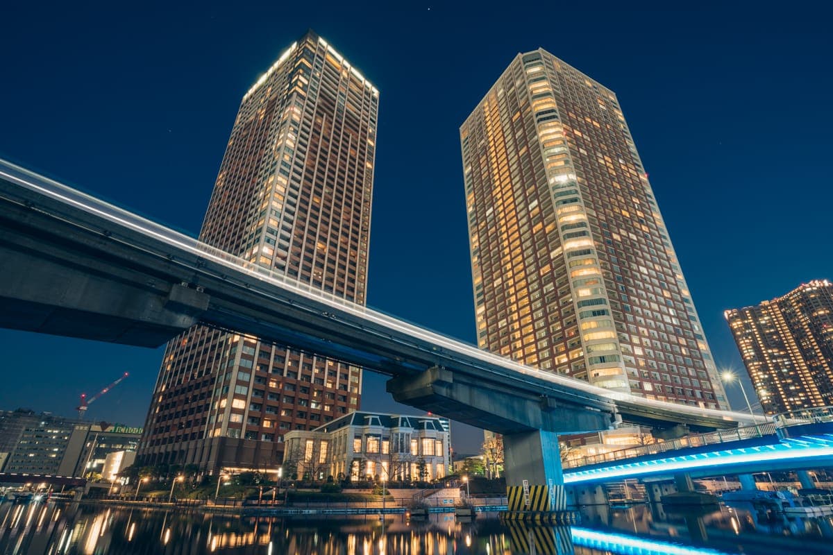 芝浦岛的高层住宅和东京单轨电车