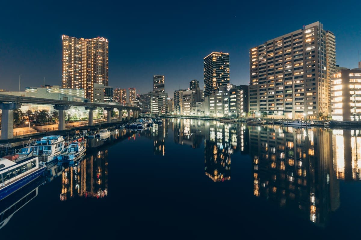 高楼群的灯光在水面上美丽倒映的景象